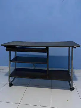 Meja komputer minimalis