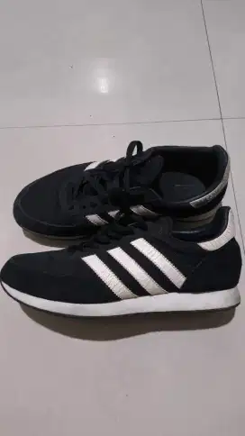 Sepatu Adidas ukuran 42 (27cm) second bekas thrift