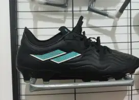 Sepatu bola Mills astro