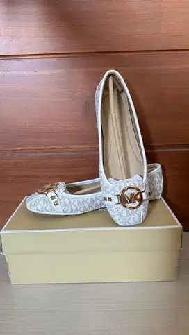 di jual sepatu flatshoes merek michel kors (MK )