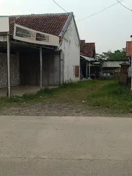 Rumah dan ruang usaha di pusat ekonomi kesesi