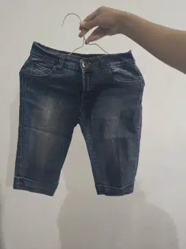 Celana pendek jeans