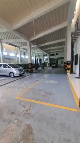 Dijual Cepat Gedung Show Room Include Bengkel Berikut Peralatan Lift