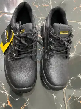 Jual sepatu merek Krisbow,masih baru,minat Wa aja gan