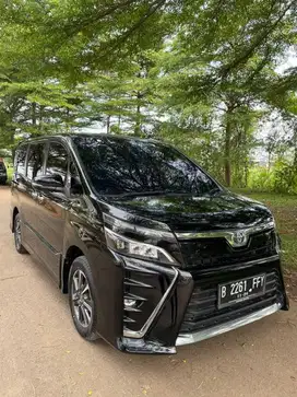 TOYOTA VOXY 2.0