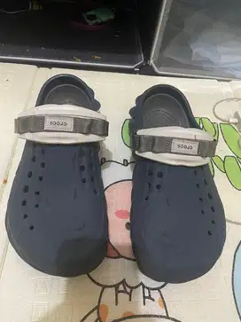 Sandal pria crocs