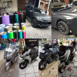 Pemasangan stiker wrapping mobil motor