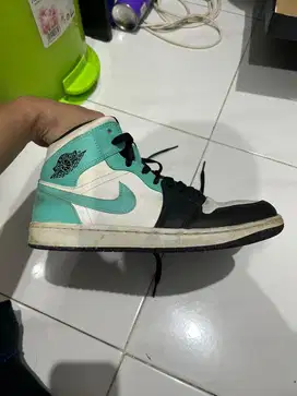 AIR JORDAN 1 MID TROPICAL TWIST IGLOO