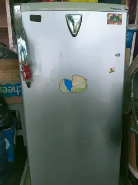 DIJUAL KULKAS 1 PINTU BEKAS MERK PANASONIC.