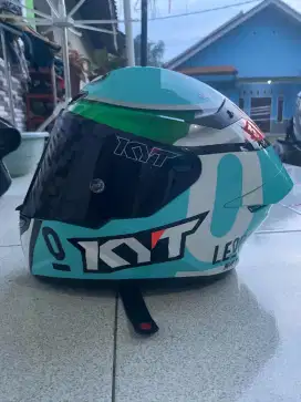 Punya helm KYT fullface ukuran M kondisi 90%mukus mau di jual aj