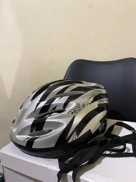 Helm Sepeda Dewasa Motif Hitam Putih – Minus Tali Putus