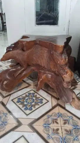 Meja akar kayu ukir