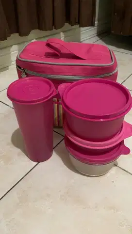 Tupperware tempat makan set pink