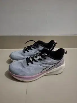 Sepatu Lari Diadora Original – Cewek, Ringan & Super Nyaman
