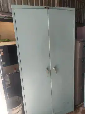 Lemari besi ada kunci