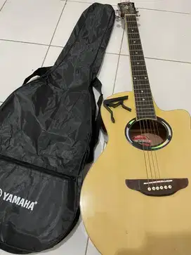 Gitar Akustik Yamaha Custom (udah disetting ceper). Paket+ tas & capo