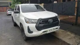 Toyota Hilux E Manual 4x4 Tahun 2023 Warna Putih