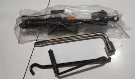 Dongkrak + puteran
+ Kunci roda ukr 19