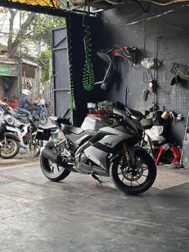 [DIJUAL CEPAT] Yamaha R15 V3 NIK 2022 — KM 1,700, Modif Ringan saja