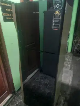 Di jual kulkas POLYTRON orisinil normal