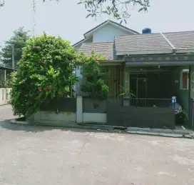Dijual: Rumah Hook Depan Lapangan