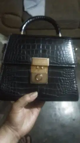 Tas mini slempang Charles & keith