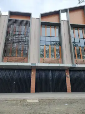 Ruko 3 lantai di jalan utama (ruko catalonia)