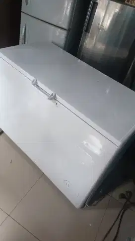 Freezer box sharp 230liter bagus gratis antar