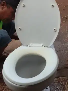 Kloset bekas toto