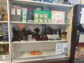 Lemari kaca kondisi bagus