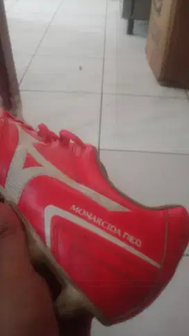 Sepatu bola Mizuno