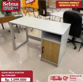 Meja kantor atau belajar dengan rak