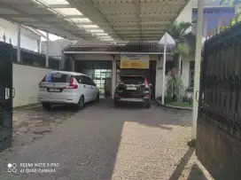 DISEWAKAN RUANG USAHA/KANTOR DENGAN PARKIRAN LUAS FULL CANOPY