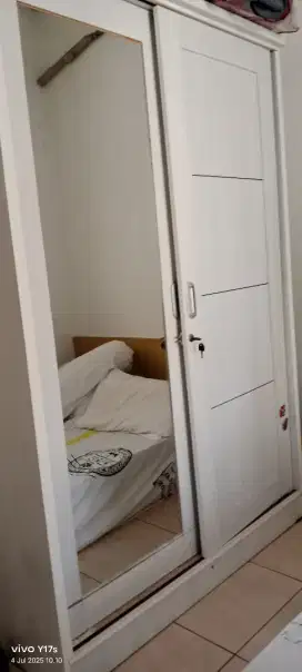 Lemari pakaian putih