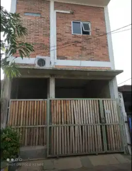 Dijual rumah 3 lantai perum gmg setu bekasi siap pakai
