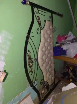 Ranjang besi ( tempat tidur )