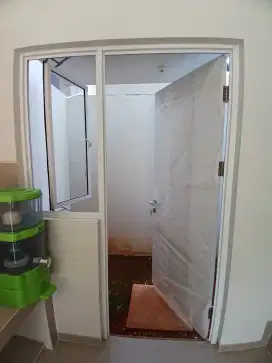 Dijual pintu dapur satu set jendela warna putih bekas rasa baru