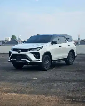 DP 100JT TOYOTA FORTUNER 2.8 GR PART DIESEL KREDIT PUTIH HITAM GREY