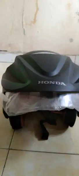 Helm bawaan dari Honda