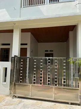 Disewakan rumah 2 lantai 2 kamar tidur dekat UIII