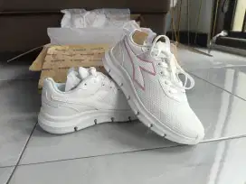 Sepatu Diadora Nakumi White