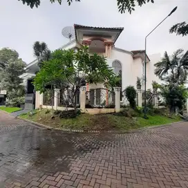 Rumah Mewah Dua Lantai di Graha Family Surabaya Barat