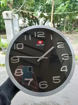 Jam dinding Swiss army