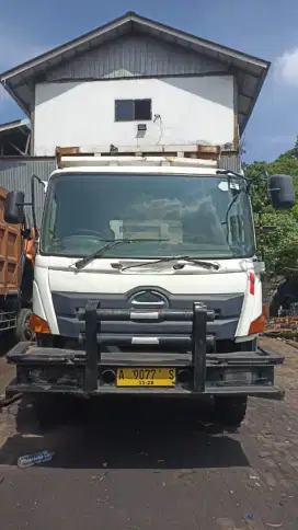Dump truck hino lohan