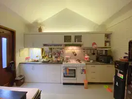 Dijual Kost 2 Lantai Dekat Kampus UII – Tanah Luas, Bonus Full Furnish