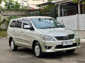 Toyota Kijang Innova 2.0 E Bensin AT Silver 2013