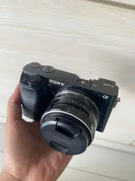 KAMERA SONNY A6000 + LENSA MEIKE 35MM F1.7 FOR SONY