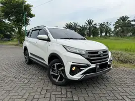 Toyota Rush GR 2022 matic putih.