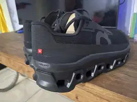 On cloud cowok size 43 black BNIB Ori store