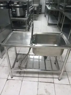 Sink sayap kanan ukuran 100x50x78 uk lubang 49x35x23

Harga : 1,8jt